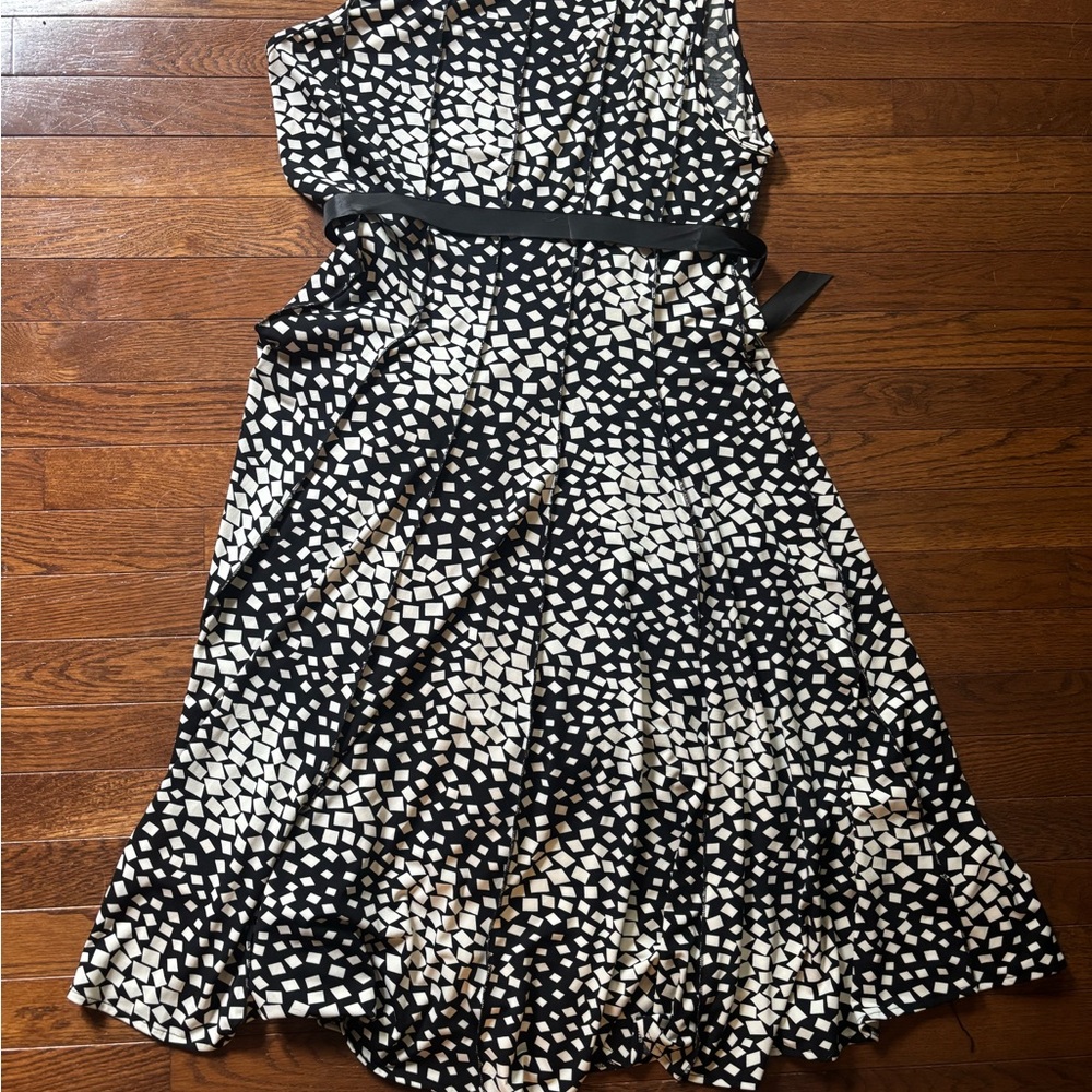 Black and White Ruffled Tiered Midi Dress - Picture 4 of 5